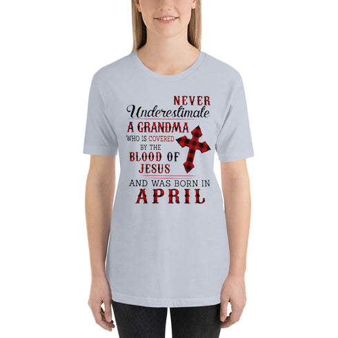 Divesart - Never underestimate a Grandma was born in April T-Shirt